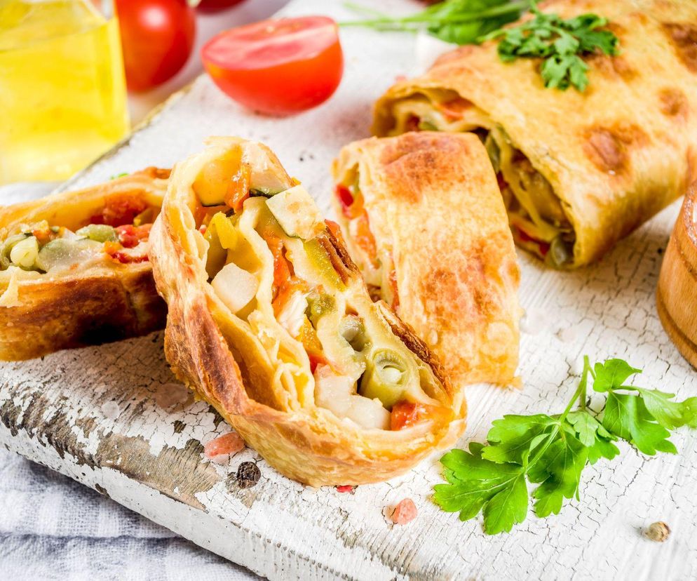 Ułóż na cieście francuskim, zawiń i upiecz. Ta obłędna rolada to idealna przekąska na mecz lub film 