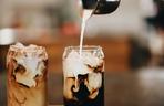 Iced coffee to stała pozycja w menu większości kawiarni 