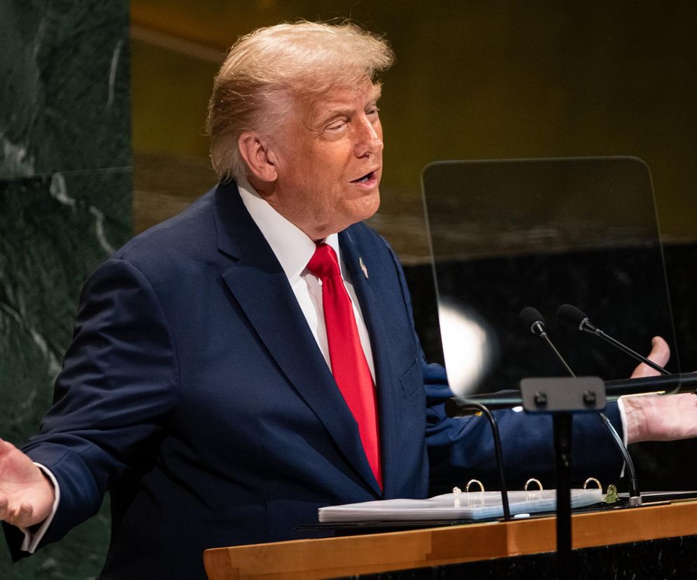 Donald Trump podczas przemówienia, z widocznym podium i mikrofonami. Zdjęcie ilustruje temat zawieszenia rządu USA oraz konsekwencje dla pracowników federalnych, o czym możesz przeczytać na Super Biznes.