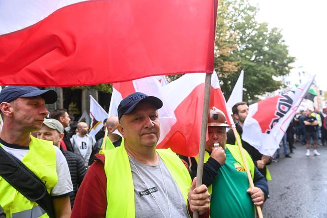 Górnicy i energetycy przed siedzibą MAP w Warszawie 