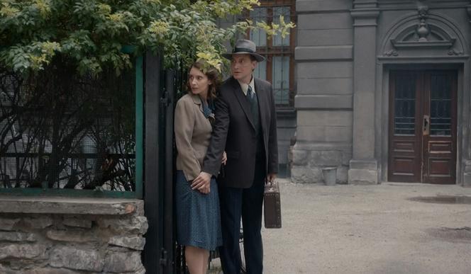 Wojenne dziewczyny 5 odc. 54. Andrzej Janowski (Sebastian Jasnoch), Marysia (Aleksandra Pisula)