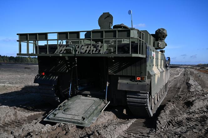 Na poligonie w Nowej Dębie wojsko testuje koreański wóz piechoty AS21 Redback