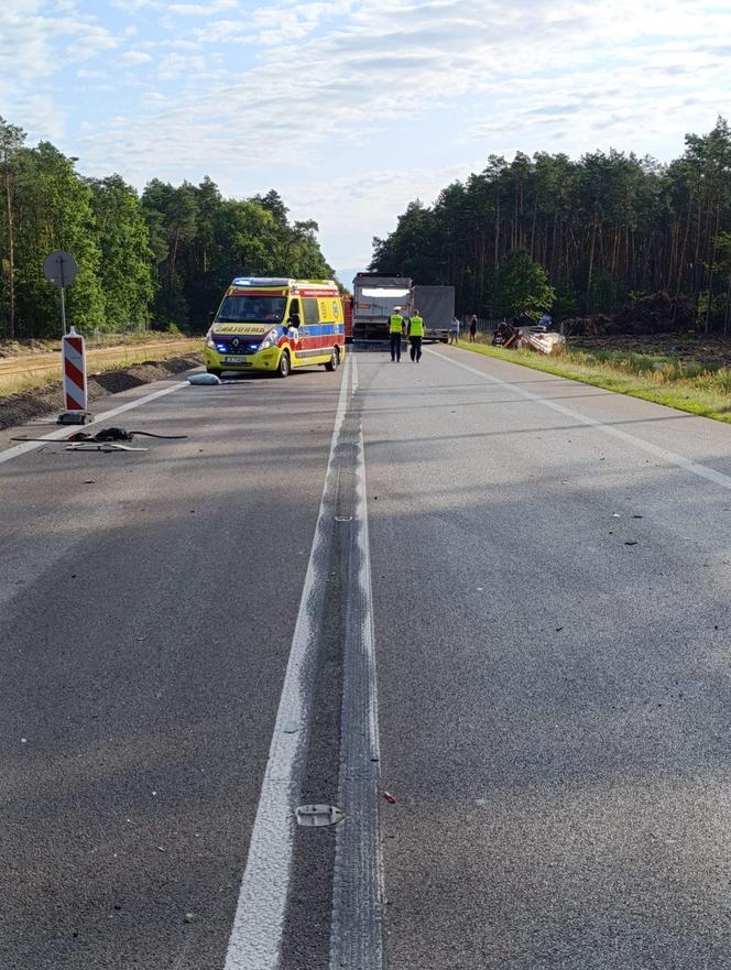 Tragiczny wypadek z udziałem dwóch ciężarówek. Jedna osoba nie żyje