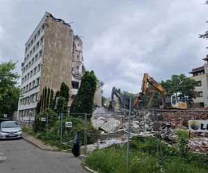 Tak znikał popularny biurowiec. Teraz powstaną tu apartamenty i mieszkania