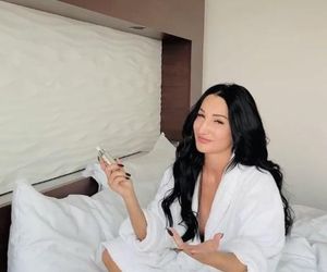 Justyna Steczkowska chwali się nagraniem z łóżka. Jej ciało zakrywa tylko szlafrok!