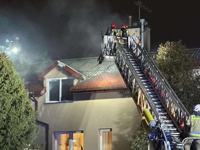 Pożar domu opieki! Strażacy ewakuują pensjonariuszy na noszach