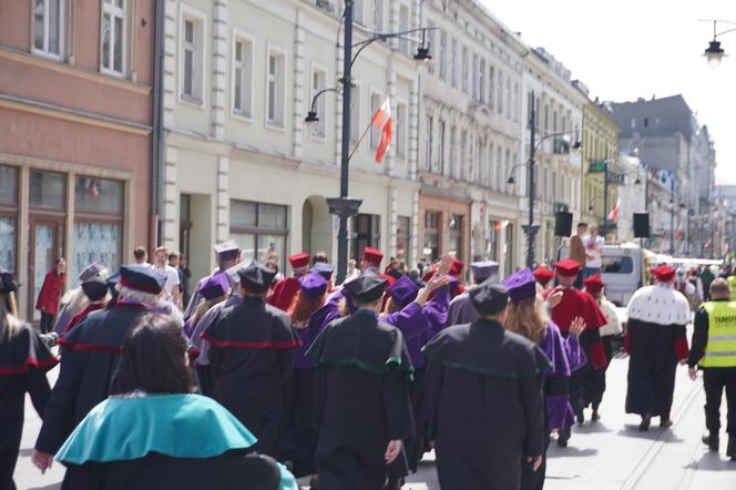 Pochód Juwenaliowy Łódzkich Uczelni. Studenci przejęli Łódź! [ZDJĘCIA]