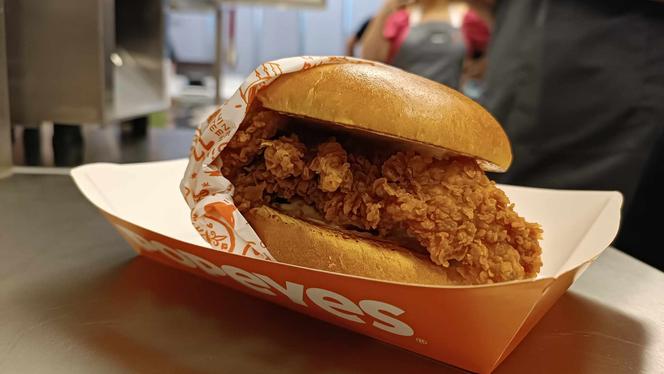 Jako pierwsi w Polsce zjedliśmy Chicken Sandwich! Prapremiera Popeyes w Pasażu Grunwaldzkim 