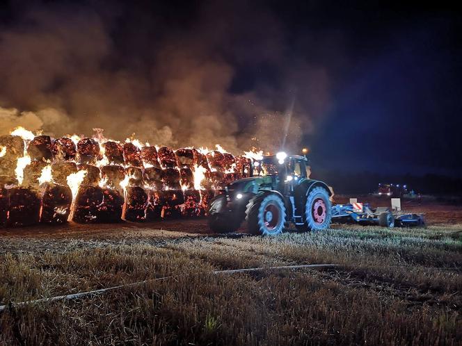 Ogromny pożar stogu słomy w Mąkowarsku!