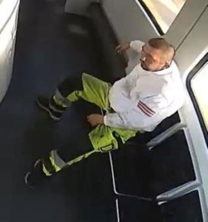 Gdynia: Policjanci publikują wizerunek złodzieja. Mężczyzna ukradł... Podest dla niepełnosprawnych! 