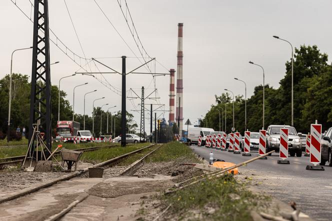 Wyciek piany spod tunelu na al. Włókniarzy w Łodzi