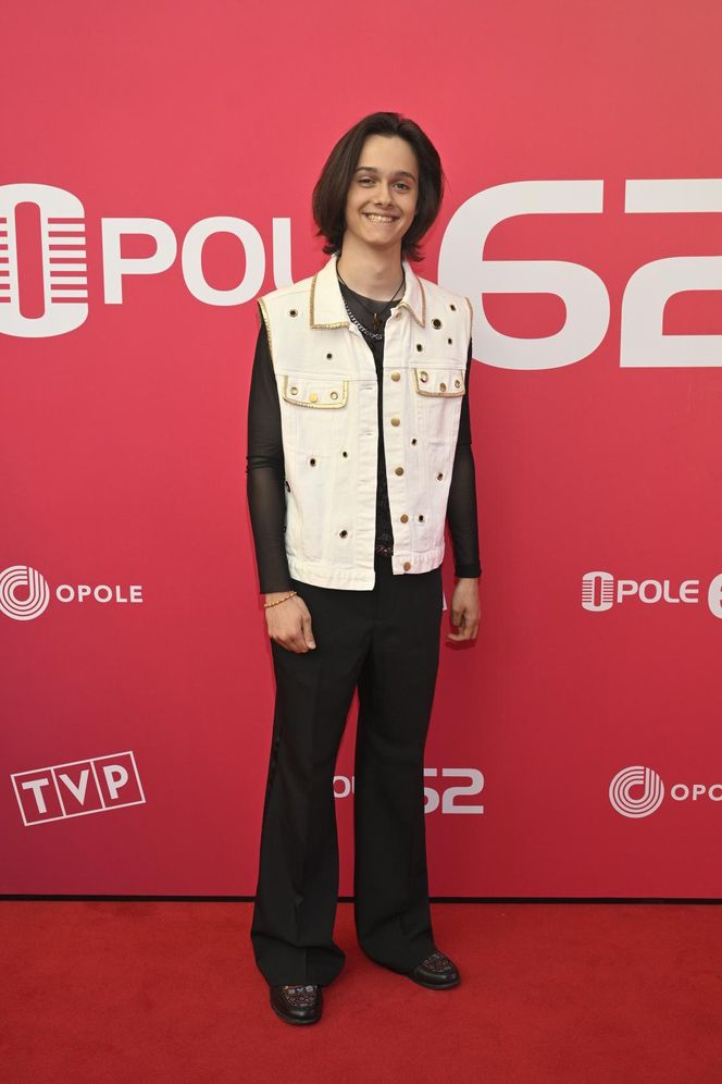 Konferencja prasowa 62. edycji Krajowego Festiwalu Polskiej Piosenki w Opolu. Tłum gwiazd na czerwonym dywanie