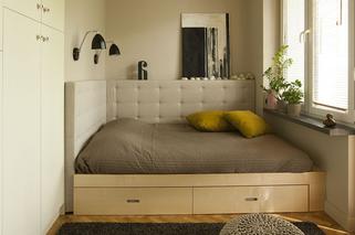 Beżowa sypialnia z drewnem