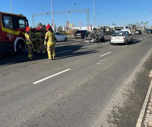 Dachowanie na Bemowie po zderzeniu trzech aut