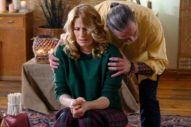 Barwy szczęścia, odc. 2103. Iza Małek (Agnieszka Warchulska), uzdrowiciel Abaj (Kajetan Wolniewicz)