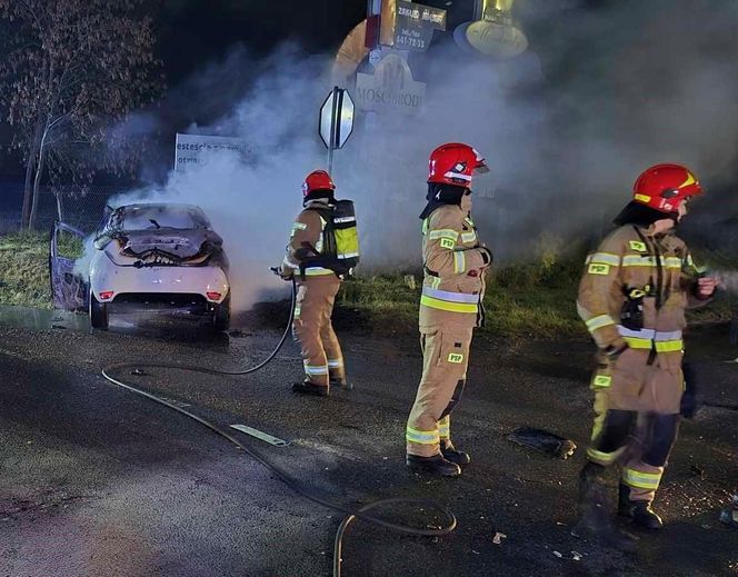 Na DK 63 auto stanęło w płomieniach po zderzeniu z innym samochodem