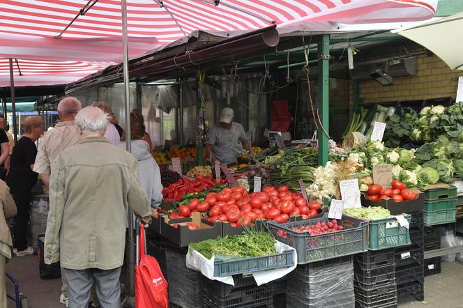 Ceny warzyw i owoców zwalają z nóg! Drożyzna na warszawskich bazarach 