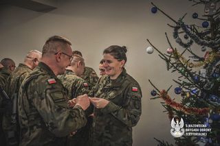 Miłym akcentem tego dnia było również przekazanie żołnierzom laurek wykonanych przez dzieci w ramach akcji zainicjowanej przez 5MBOT „Wdzięczność bez granic”. 