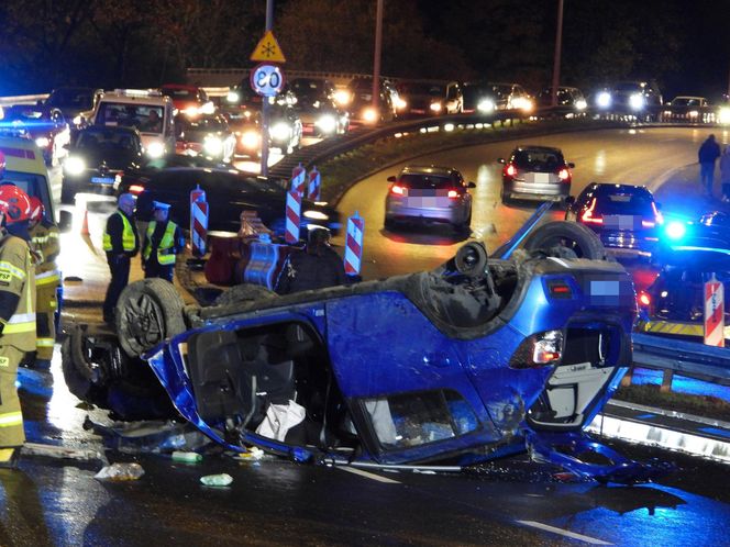 Auto rosyjskiej ambasady dachowało w Warszawie! Odłamki uszkodziły inne pojazdy