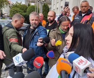Konferencja prasowa hutników przed Ministerstwem Przemysłu w Katowicach