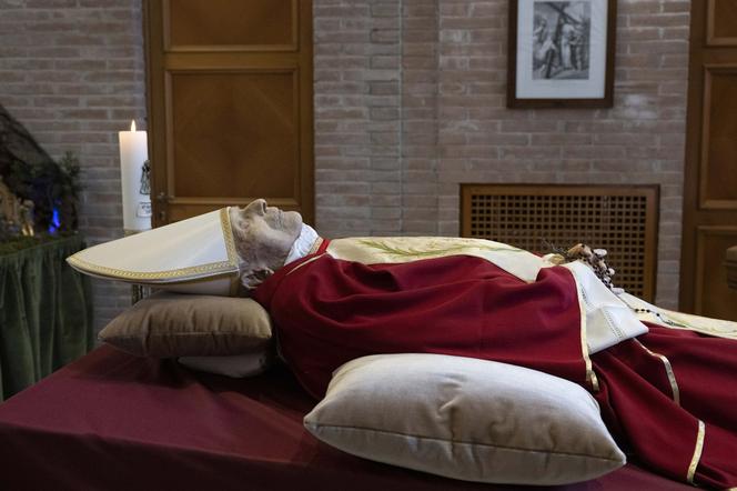 Ciało Benedykta XVI wystawione na widok publiczny! Oto zdjęcia z bazyliki