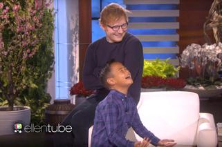Chłopiec śpiewa hit Eda Sheerana i nie wie, że gwiazda siedzi za nim! VIDEO