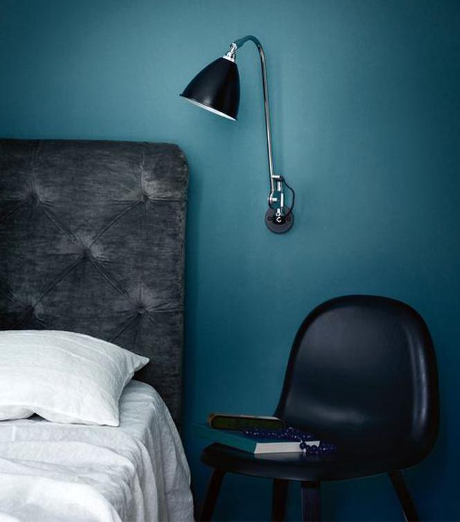 Niebieska ściana  w ciemnym odcieniu w sypialni