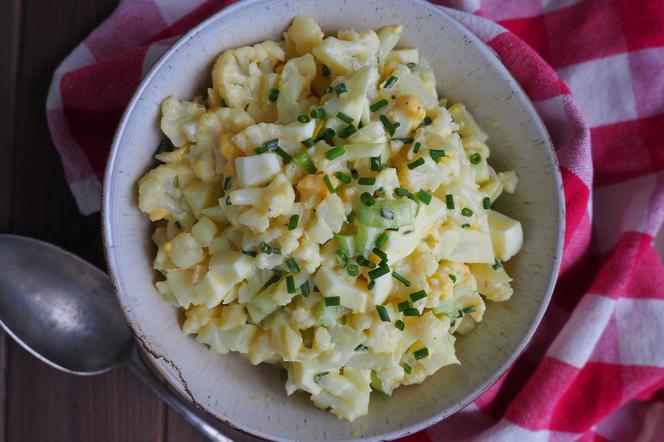 Sycąca sałatka z kalafiora podkręconego sosem curry - idealna na letni lunch lub kolację