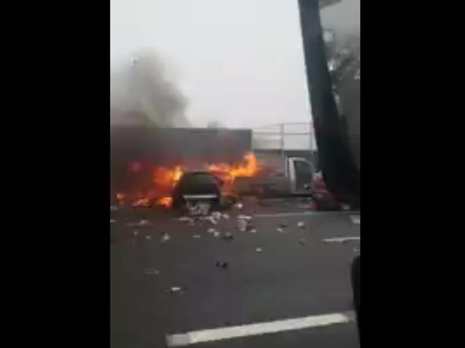 Karambol na autostradzie A4. Zderzyły się cztery samochody. Jeden stanął w płomieniach. Potężne utrudnienia