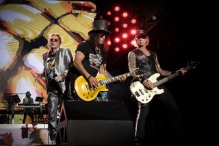 Muzycy Guns N' Roses oddali hołd legendzie. Po raz pierwszy grupa zagrała ten cover na żywo!