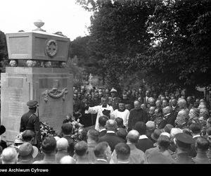 Tak obchodzono Wszystkich Świętych w Krakowie 100 lat temu. Cmentarz Rakowicki trudno rozpoznać [GALERIA]