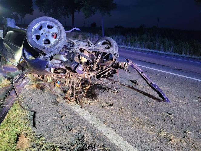 20-latek wypadł z auta po dachowaniu! Młody kierowca zmarł w karetce