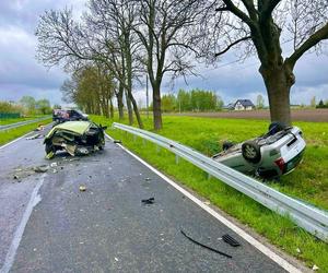 Siła uderzenia wyrzuciła fotel pasażera poza auto. Koszmarny wypadek na prostej drodze