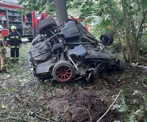 BMW owinęło się wokół drzewa, kierowcę z wraku wydobyli strażacy