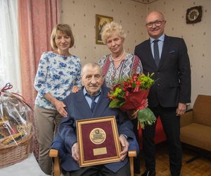 Stuletni bohater z Torunia nagrodzony za niezłomność. Historia Antoniego Gołoda porusza serca