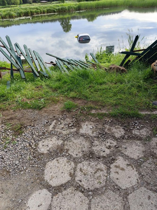 Staruszka wjechała samochodem do stawu! Dramatyczna akcja strażaków