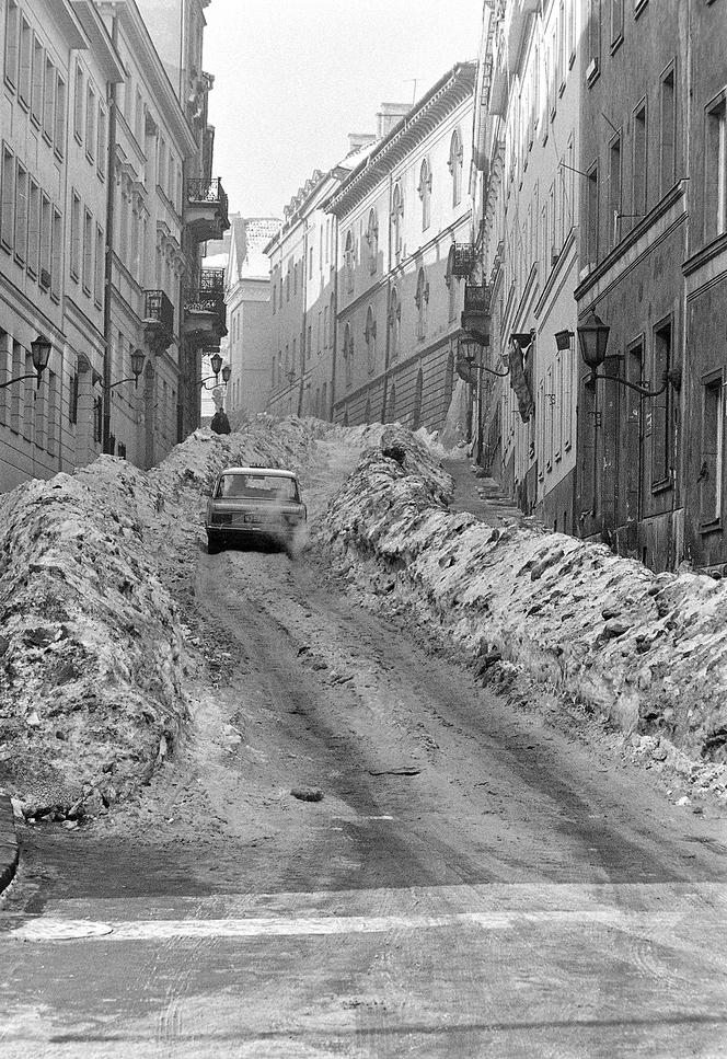 Niektóre ulice miast do roztopów zamieniły się w śnieżne wąwozy