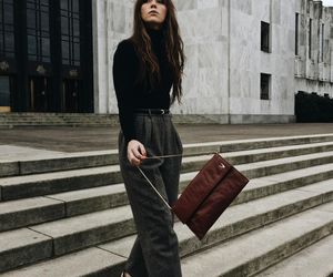 Ciepłe i stylowe. Wełniane spodnie to hit tego sezonu! Zobacz, jak je nosić 