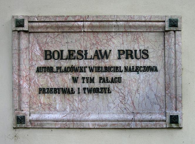 Tablica pamiątkowa na ścianie Pałacu Małachowskich w Nałęczowie 