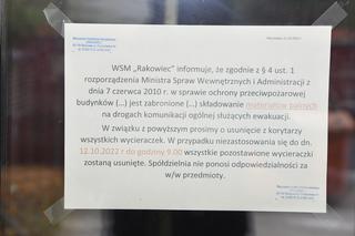 Warszawa. Mają usunąć z klatek wycieraczki, bo… stanowią zagrożenie pożarowe. „Niedługo każą wymontować nam drzwi, bo są z drewna!”