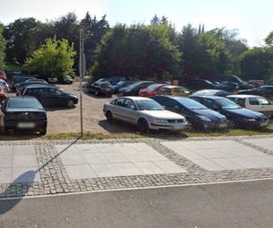 Radny chce likwidacji dzikiego parkingu w centrum Olsztyna