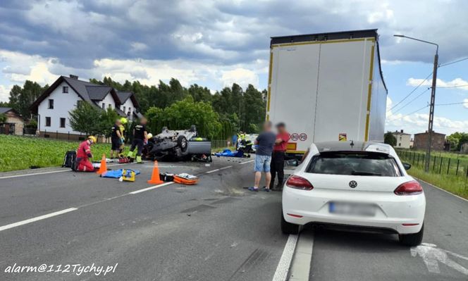 Wypadek w Chełmie Śląskim. Kierowca wjechał pod ciężarówkę