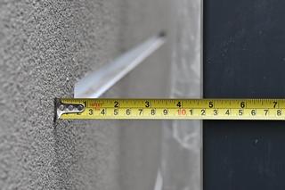 Absurd roku w Warszawie? Postawili płot tuż przy elewacji budynku. Tak musiało być 