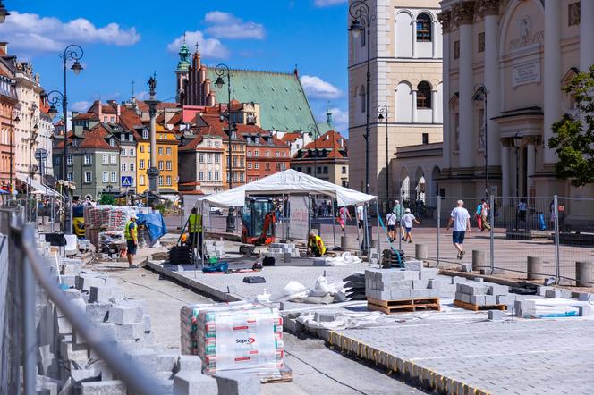 Remont nawierzchni Krakowskiego Przedmieścia w Warszawie w 2024 r.