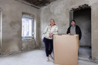 Powodzianie osuszyli dom pół roku po powodzi.