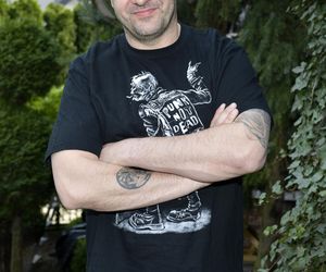 Tomasz Karolak - buntownik i prowokator. Wyznania o zarobkach i szmańskich obrzędach budzą skrajne emocje
