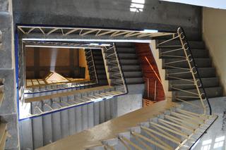 Pałac Sobieszów przed remontem – klatka schodowa