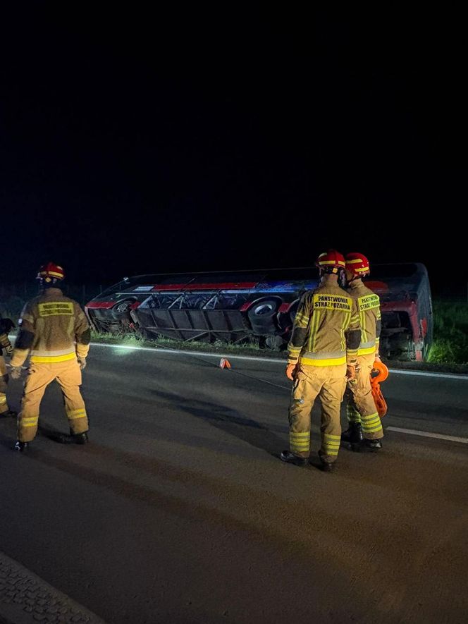 Format: Wypadek autokaru z amerykańskim żołnierzami na A4 pod Jaworem. Jest wielu rannych. Żołnierkę zabrał śmigłowiec [ZDJĘCIA].