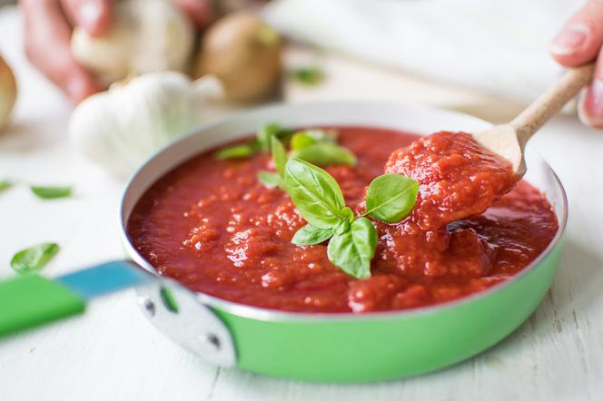 Sos pomidorowy: jak zagęścić sos
