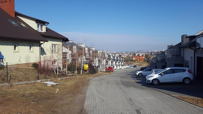 Spacerowa w Rzeszowie - wąską polną dróżką do dużych deweloperskich osiedli